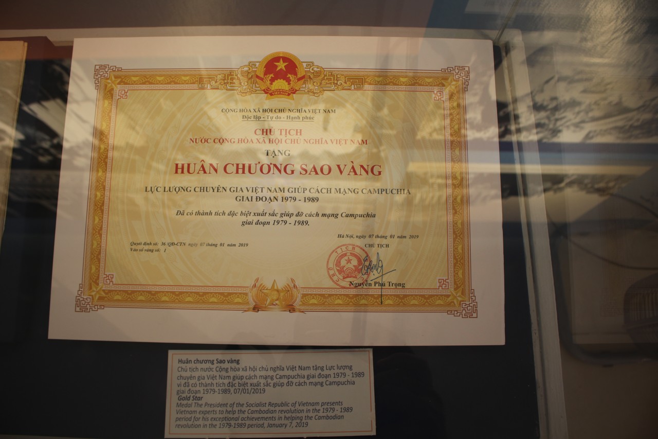 Huân chương Sao Vàng của Lực lượng chuyên gia Việt Nam giúp cách mạng Campuchia giai đoạn 1979-1989 lần đầu được giới thiệu tại Bảo tàng Lịch sử Quân sự Việt Nam. Ảnh: Thành Luân