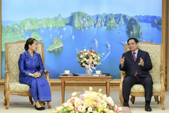 Thủ tướng Phạm Minh Chính bày tỏ trân trọng những tình cảm tốt đẹp Phó Thủ tướng Men Sam An dành cho Việt Nam và những đóng góp quan trọng của bà đối với quan hệ hai nước. Ảnh: VGP/Nhật Bắc