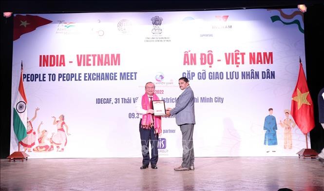 Ông Huỳnh Công Hùng, Phó Chủ tịch Hội hữu nghị Việt Nam - Ấn Độ TP Hồ Chí Minh (trái) thay mặt Tiến sỹ Huỳnh Thành Lập, Chủ tịch Hội nhận giải BRIA 2022.