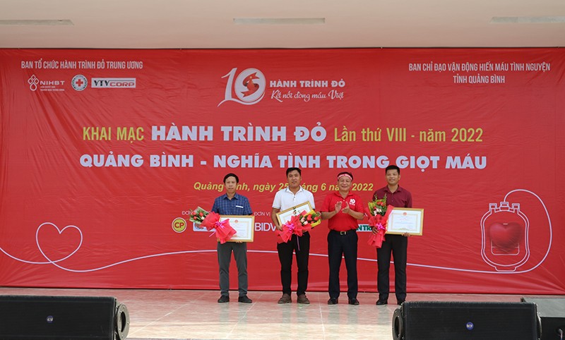 Ông Trần Hải Châu, Phó Bí thư Thường trực Tỉnh ủy, Chủ tịch HĐND tỉnh Quảng Bình trao bằng khen cho các tình nguyện viên hiến máu 15 lần. Ảnh: Báo Quảng Bình