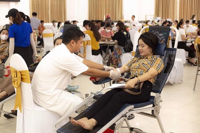 Tình nguyện viên tham gia hiến máu. Ảnh: Kinh tế & Đô thị