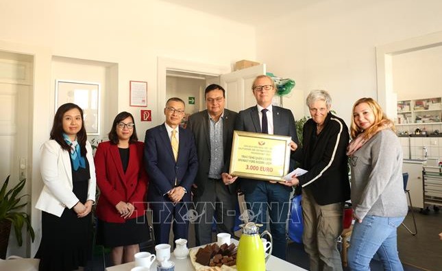 Đức: Cộng đồng người Việt chung tay hỗ trợ địa phương sở tại