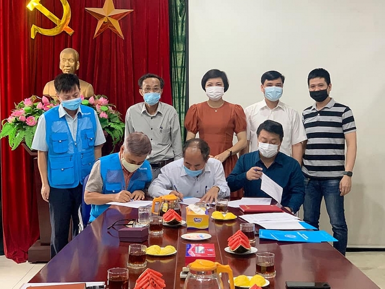 HAUFO với tổ chức Global Civic Sharing (GCS-Hàn Quốc) và UBND huyện Thanh Oai tổ chức Lễ ký biên bản thỏa thuận việc tặng phòng máy tính trị giá 550 triệu đồng cho trường THCS Liên Châu thuộc xã Liên Châu, huyện Thanh Oai. 