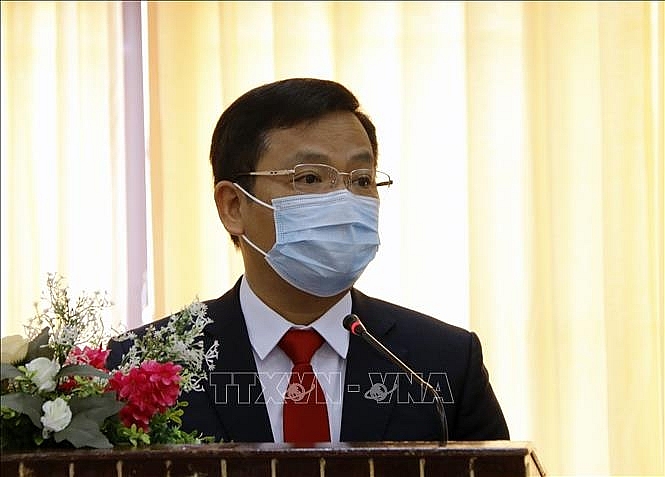 Trưởng Đoàn chuyên gia y tế Việt Nam, Tiến sĩ, Bác sĩ, Vương Ánh Dương báo cáo lãnh đạo Lào tại buổi lễ. Ảnh: Phạm Kiên/PV TTXVN tại Lào