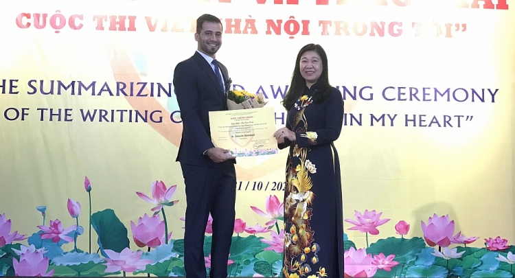 Chủ tịch Liên hiệp các tổ chức hữu nghị thành phố Hà Nội Nguyễn Lan Hương trao giải Nhất cho thí sinh Saleem Hammad đến từ Palestin.