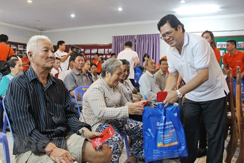 quan tam chia se kho khan voi 100 gia dinh goc viet tai phnom penh