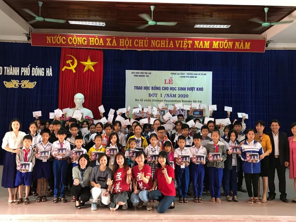 zhishan trao hoc bong tri gia gan 600 trieu dong cho hoc sinh ngheo vuot kho o quang tri