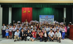 zhishan trao hoc bong tri gia gan 600 trieu dong cho hoc sinh ngheo vuot kho o quang tri