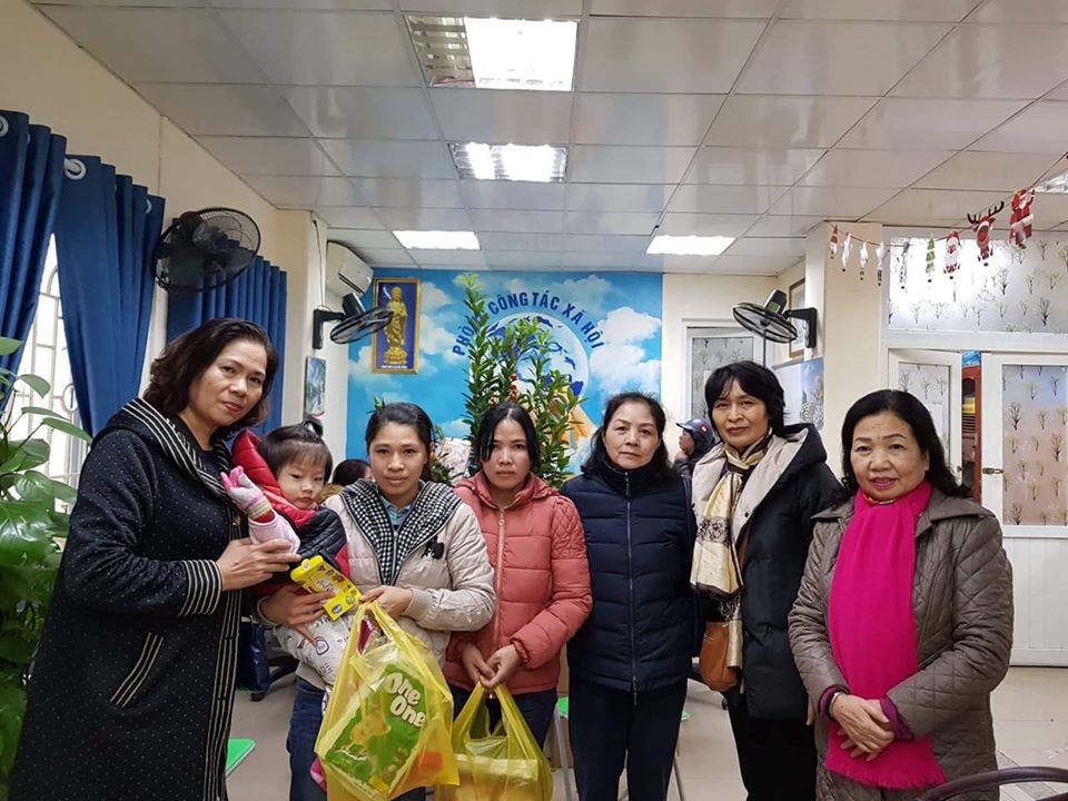 uy ban hoa binh ha noi tham trao qua tet cho benh nhi