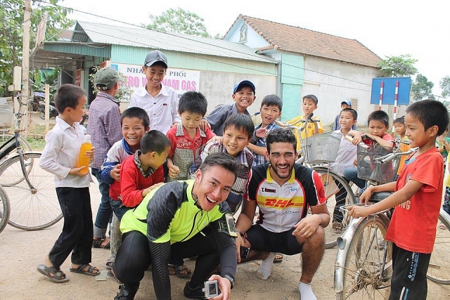 h2h charity ride chien dich dap xe gay quy xuyen viet gay quy cho tre em