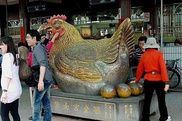 ngoi chua hao phong nhat the gioi tai dai loan nguoi dan tung thieu co the den vay tien