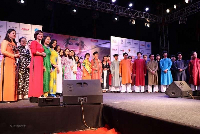 viet nam quang ba ao dai tai tuan le thoi trang toan cau an do