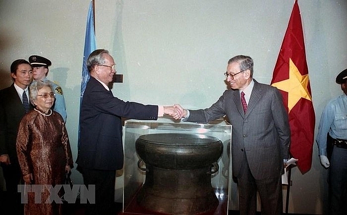 nguyen chu tich nuoc le duc anh va dau an doi ngoai