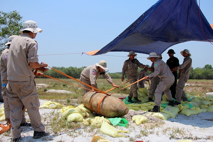 toan canh di doi huy no qua bom khung nang 340kg tai quang tri