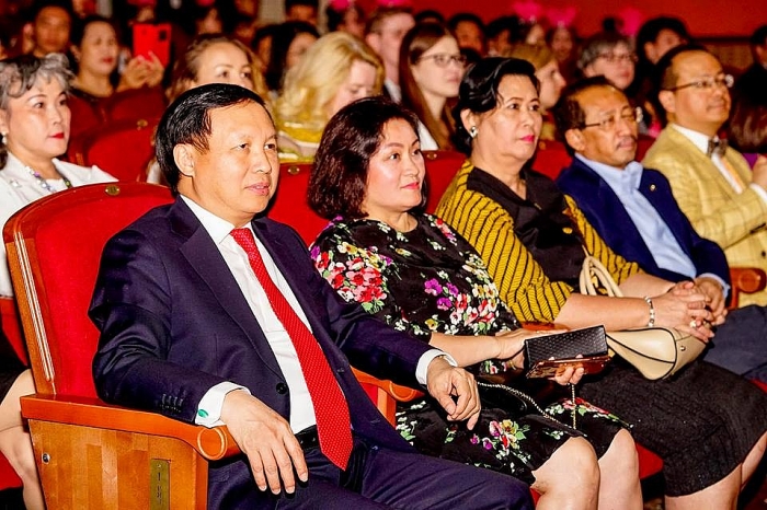 tung bung hoi thi van nghe cong dong nguoi viet nam tai lb nga