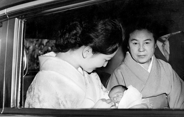 Nhật hoàng Naruhito: Tuổi thơ bình dị cùng tình yêu cổ tích tan nhat hoang kien nhan va cam thong voi moi nguoi