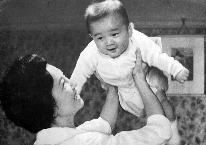 Nhật hoàng Naruhito: Tuổi thơ bình dị cùng tình yêu cổ tích tan nhat hoang kien nhan va cam thong voi moi nguoi