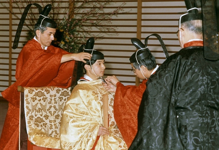 Nhật hoàng Naruhito: Tuổi thơ bình dị cùng tình yêu cổ tích tan nhat hoang kien nhan va cam thong voi moi nguoi