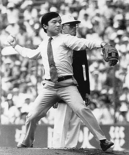 Nhật hoàng Naruhito: Tuổi thơ bình dị cùng tình yêu cổ tích tan nhat hoang kien nhan va cam thong voi moi nguoi