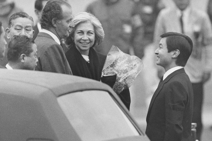 Nhật hoàng Naruhito: Tuổi thơ bình dị cùng tình yêu cổ tích tan nhat hoang kien nhan va cam thong voi moi nguoi