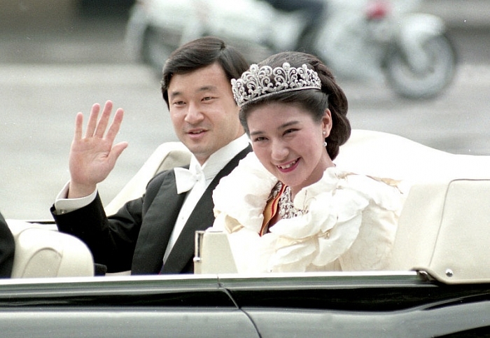 Nhật hoàng Naruhito: Tuổi thơ bình dị cùng tình yêu cổ tích tan nhat hoang kien nhan va cam thong voi moi nguoi