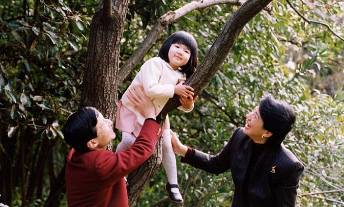 Nhật hoàng Naruhito: Tuổi thơ bình dị cùng tình yêu cổ tích tan nhat hoang kien nhan va cam thong voi moi nguoi