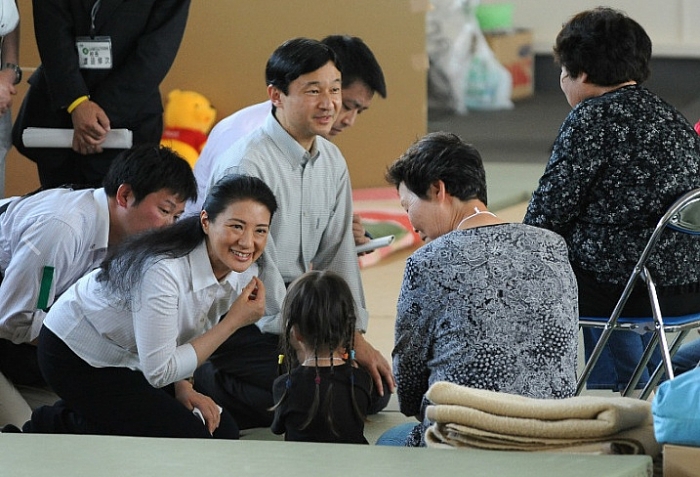 Nhật hoàng Naruhito: Tuổi thơ bình dị cùng tình yêu cổ tích tan nhat hoang kien nhan va cam thong voi moi nguoi