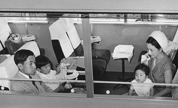 Nhật hoàng Naruhito: Tuổi thơ bình dị cùng tình yêu cổ tích tan nhat hoang kien nhan va cam thong voi moi nguoi