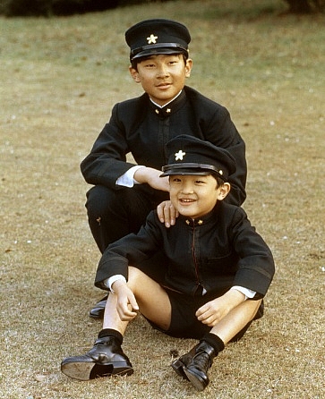 Nhật hoàng Naruhito: Tuổi thơ bình dị cùng tình yêu cổ tích tan nhat hoang kien nhan va cam thong voi moi nguoi