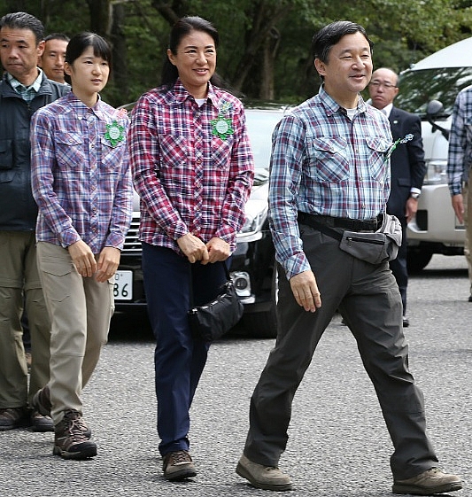 Nhật hoàng Naruhito: Tuổi thơ bình dị cùng tình yêu cổ tích tan nhat hoang kien nhan va cam thong voi moi nguoi