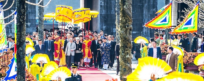 viet nam dat nuoc huu duyen voi nhung chuyen tham cua hai vi nhat hoang