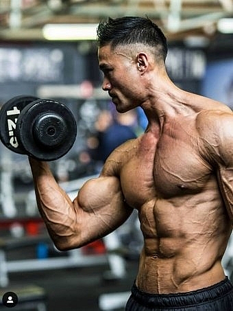 nguoi mau the hinh goc viet cau be gay go va hanh trinh pha vo dinh kien