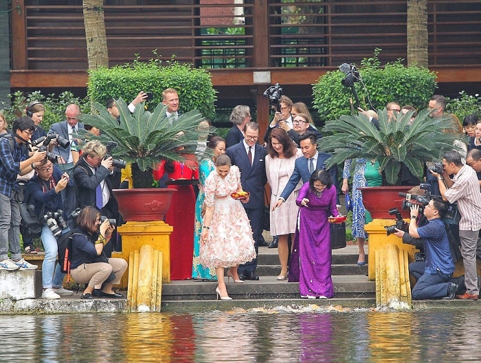 cong chua ke vi thuy dien binh di trong chuyen tham viet nam