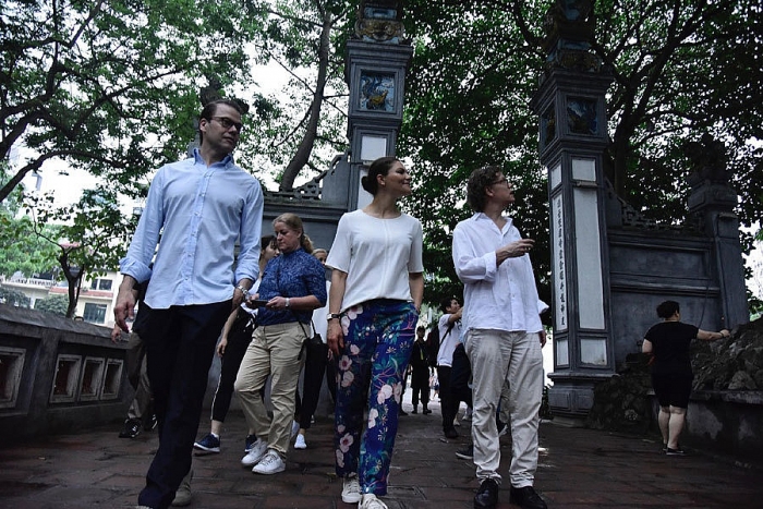 cong chua ke vi thuy dien binh di trong chuyen tham viet nam