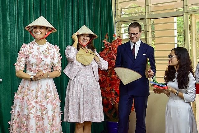 cong chua ke vi thuy dien binh di trong chuyen tham viet nam