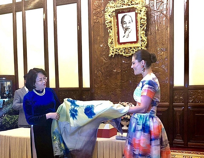 cong chua ke vi thuy dien binh di trong chuyen tham viet nam