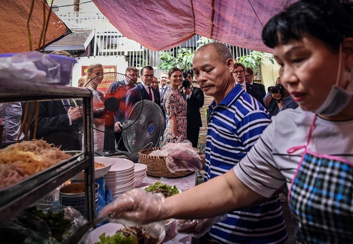 cong chua ke vi thuy dien binh di trong chuyen tham viet nam