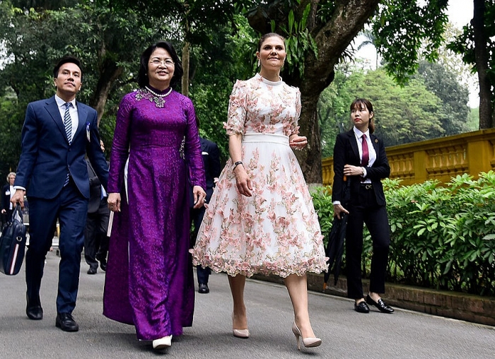 cong chua ke vi thuy dien binh di trong chuyen tham viet nam