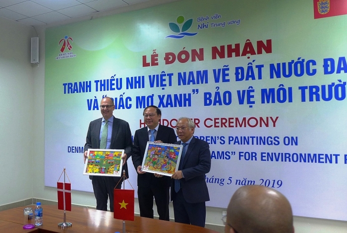 gan 200 buc tranh tiep hi vong cho benh nhi tai benh vien nhi trung uong