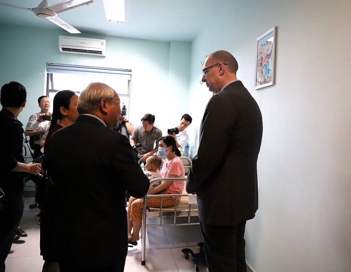 gan 200 buc tranh tiep hi vong cho benh nhi tai benh vien nhi trung uong