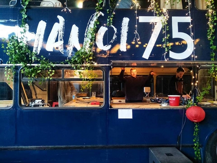 co gai anh mo tiem banh mi viet tren xe buyt hai tang