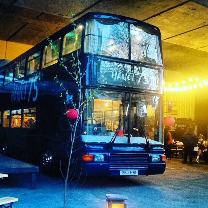 co gai anh mo tiem banh mi viet tren xe buyt hai tang