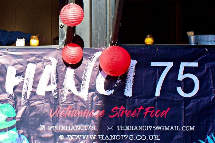 co gai anh mo tiem banh mi viet tren xe buyt hai tang