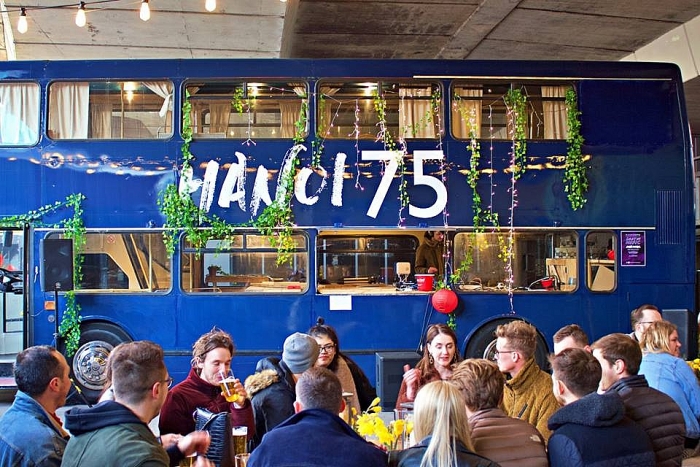 co gai anh mo tiem banh mi viet tren xe buyt hai tang