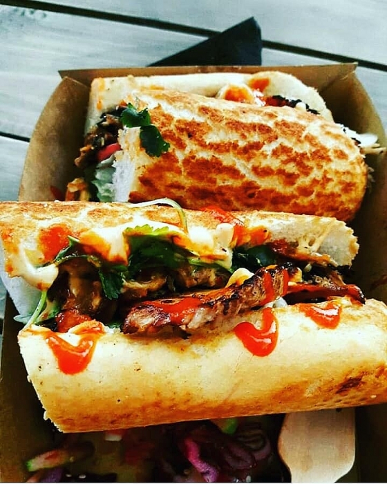 co gai anh mo tiem banh mi viet tren xe buyt hai tang