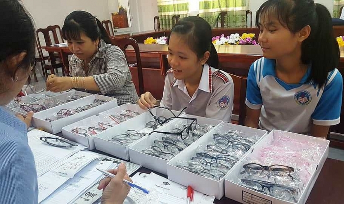 hki tien hanh kham mat cap kinh cho hoc sinh vinh thanh can tho