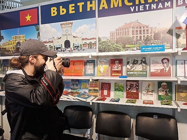 trao tang 300 dau sach cho cong dong nguoi viet tai saint petersburg