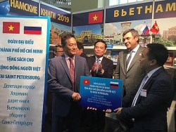 Trao tặng 300 đầu sách cho cộng đồng người Việt tại Saint Petersburg