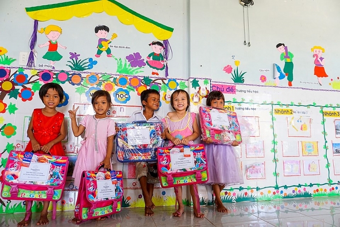 peacetrees vietnam trao hon 150 cap sach cho tre em quang tri