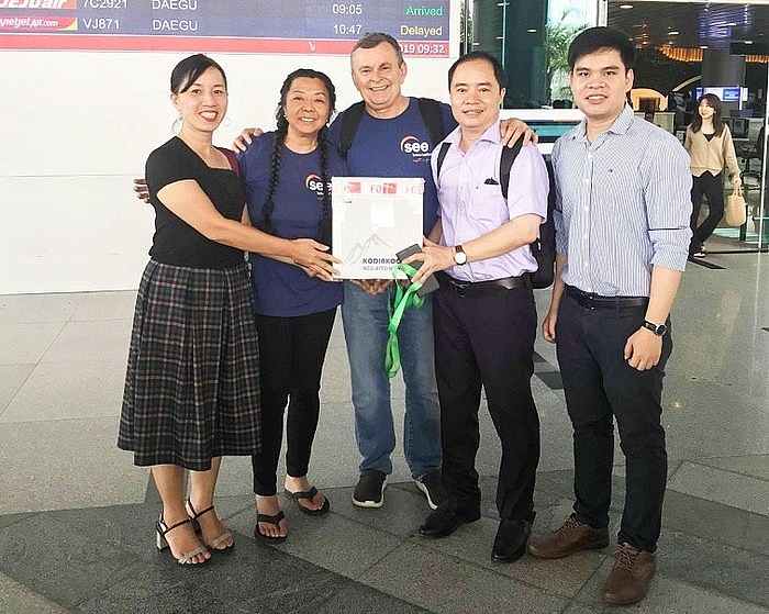 bac si my mang giac mac sang viet nam hien tang cho 5 benh nhan